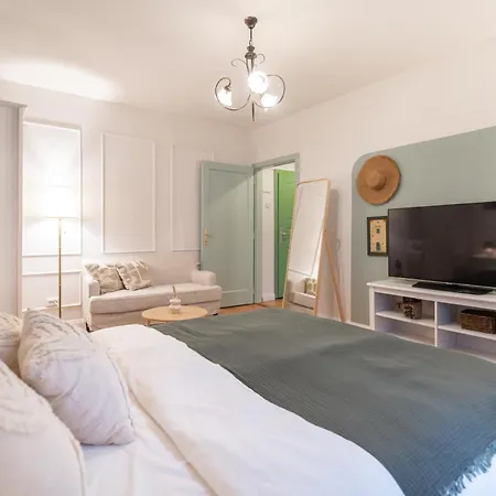 Fjaka - By Hoxilis Apartman Zára